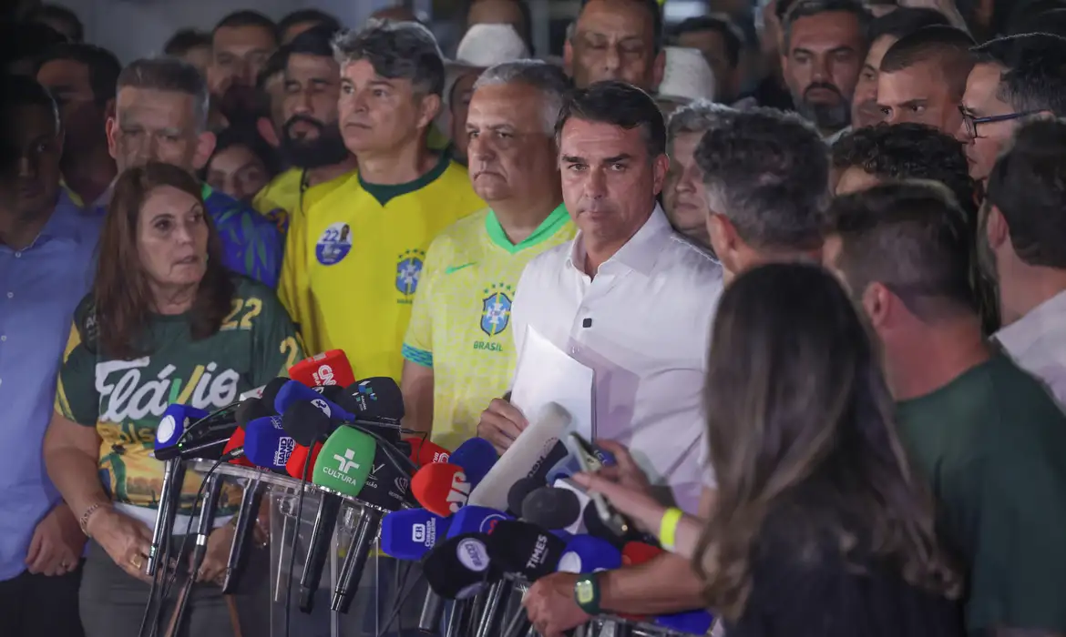 Prazo para entrega de passaportes de Flávio Bolsonaro termina sem confirmação de cumprimento