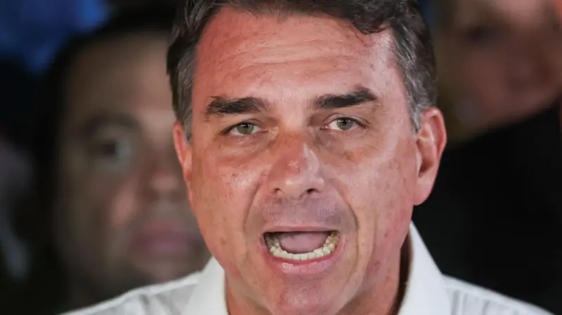 FUTURO DO BOLSONARISMO: IDA DE FLÁVIO BOLSONARO PARA OS EUA LEVANTA DÚVIDAS SOBRE LIDERANÇA DA OPOSIÇÃO