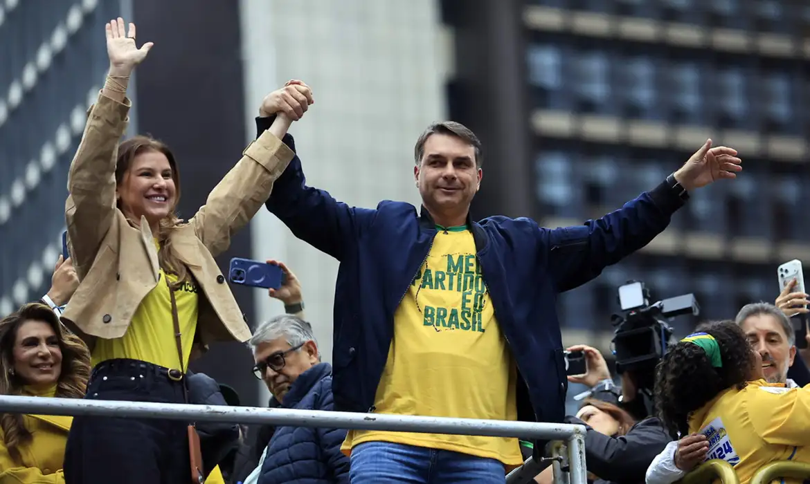 ELEIÇÕES 2026 | FLÁVIO BOLSONARO APARECE À FRENTE DE LULA NA PARCIAL DO EXTERIOR